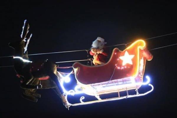 VIDEO: La Navidad por poco se queda sin Santa Claus, casi cae de su trineo