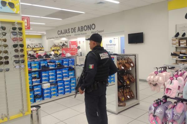 ¡Otro asalto! Sujetos le quitan 15 mil pesos a mujer al salir de tienda, en Culiacán
