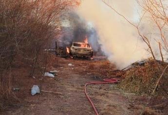 Automóvil queda en cenizas al incendiarse en Culiacán