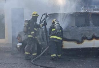 Camioneta de banda musical se incendia y queda en pérdida total, en Culiacán