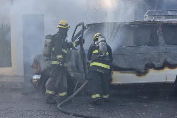 Camioneta de banda musical se incendia y queda en pérdida total, en Culiacán