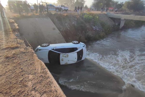 Pareja de abuelitos caen a dren en la carretera Los Mochis - Ahome
