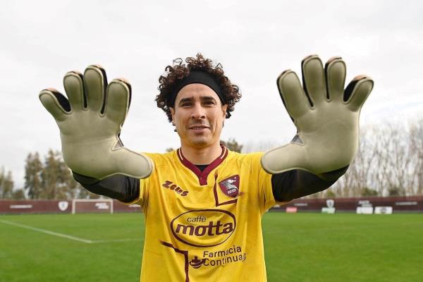 Memo Ochoa ganará 5 veces menos en Europa que en México