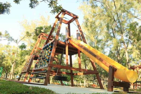 Adelanta Édgar González la Navidad, inaugura área de juegos