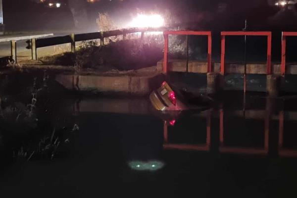 Joven conducía ebria y peleaba con su novio por celular; terminó dentro del canal de Compuertas
