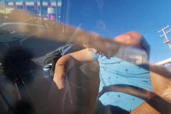Se quedó dormido y alcoholizado en un semáforo y no despertó mientras se lo llevó tránsito | VIDEO