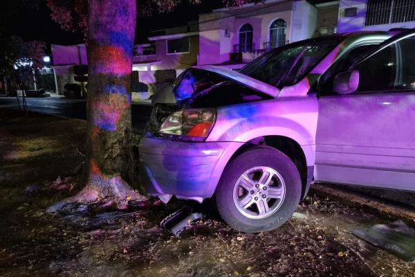 Choca de frente contra un árbol en Culiacán y termina hospitalizada