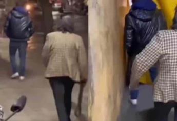 VIDEO: Madre saca a su hijo de una cervecería a punta de «cintarazos»
