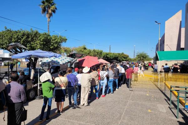 Derechohabientes realizan hasta más de 8 horas de fila para sacar cita en el hospital del IMSS en Los Mochis