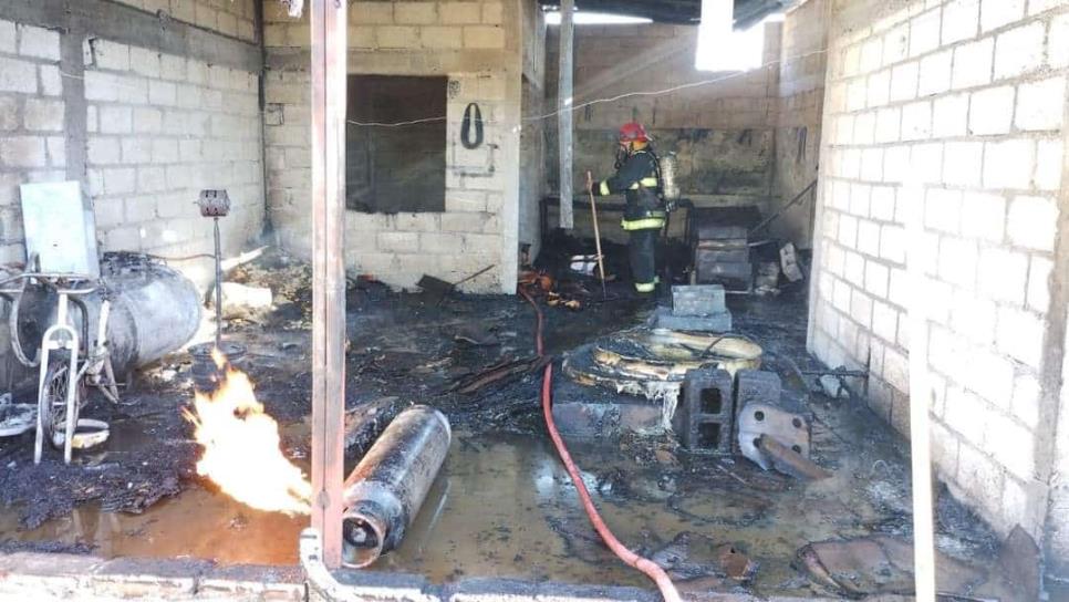 «Fritanguero» termina con quemaduras en las manos y el rostro, tras incendiarse la cocina de su casa en Guamúchil