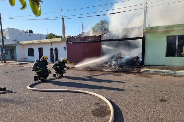 Incendio arrasa con casa donde se guardaba cartón reciclado en Culiacán