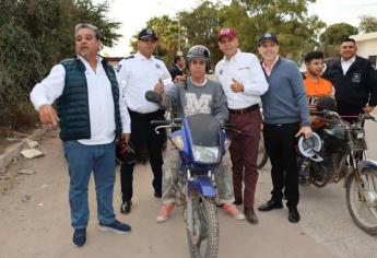 GVL regala cascos a motociclistas con el fin de salvar vidas