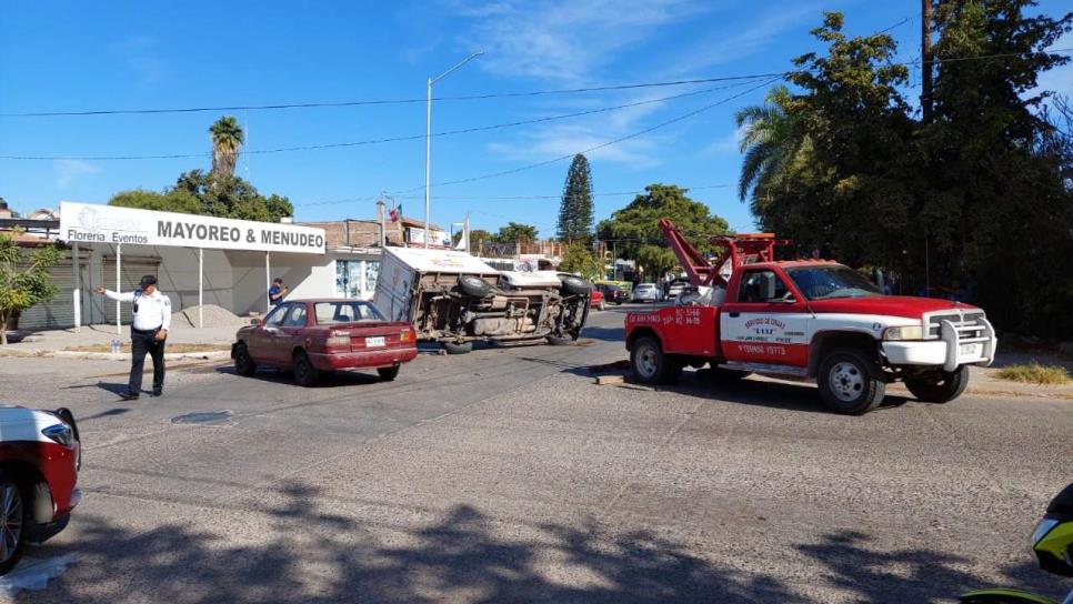 Vuelca camioneta distribuidora de huevos tras choque en crucero de Los Mochis