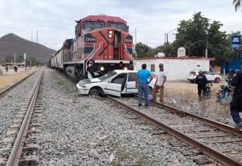 Madre e hija resultan lesionadas tras intentar ganarle el paso a tren carguero en San Blas, El Fuerte