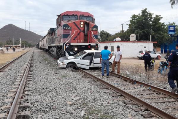 Madre e hija resultan lesionadas tras intentar ganarle el paso a tren carguero en San Blas, El Fuerte