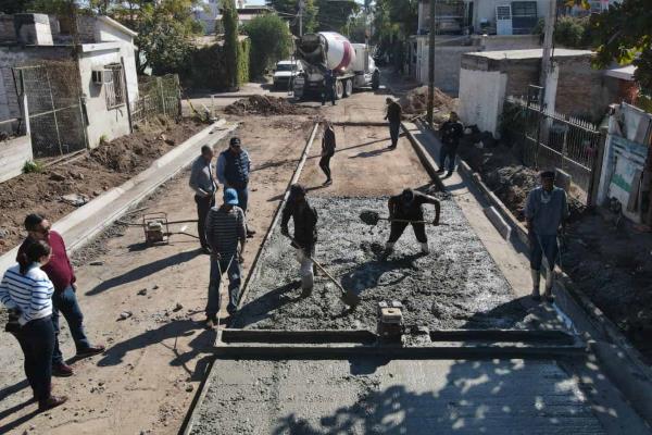 Alcalde de Ahome supervisa trabajos de pavimentación para cierre de 2022