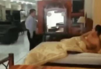 Joven se duerme en cama de una mueblería y se vuelve viral | VIDEO