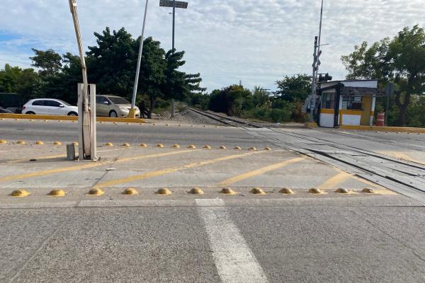 ¡Se salvó de milagro! Mazatleco se quedó dormido entre las vías del tren y al levantarse sólo le golpeo la cabeza