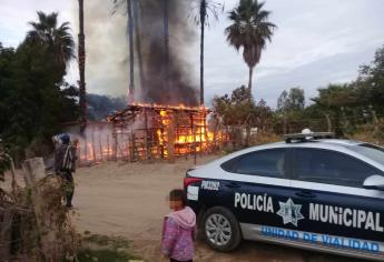 Humilde familia pierde todo su patrimonio en incendio en Ahome