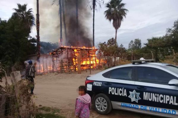 Humilde familia pierde todo su patrimonio en incendio en Ahome