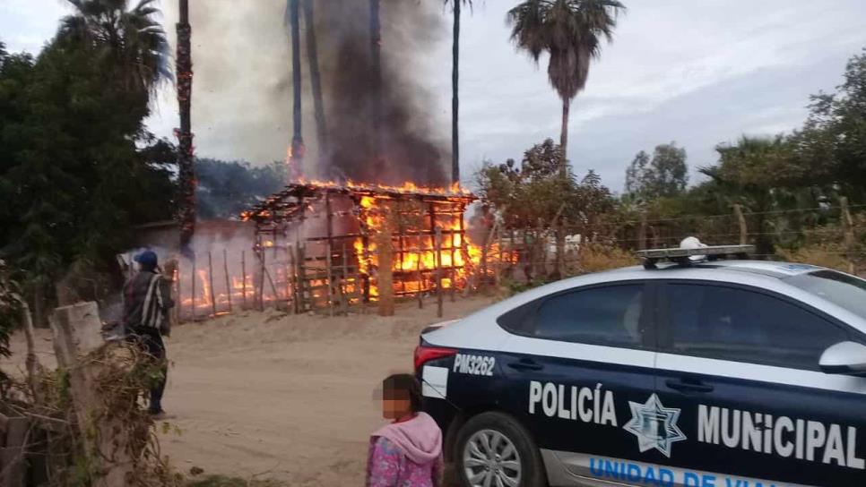 Humilde familia pierde todo su patrimonio en incendio en Ahome