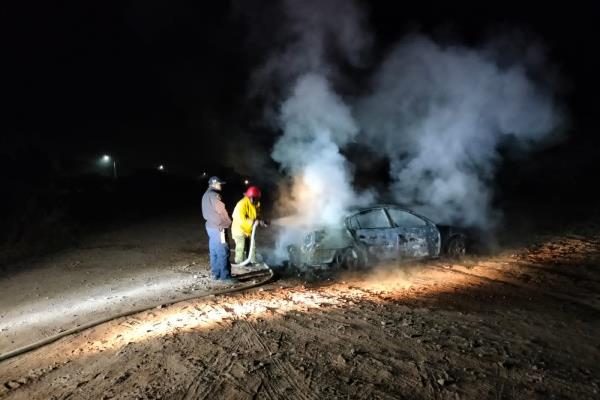 Abandonan carro que terminó calcinado en El Carrizo