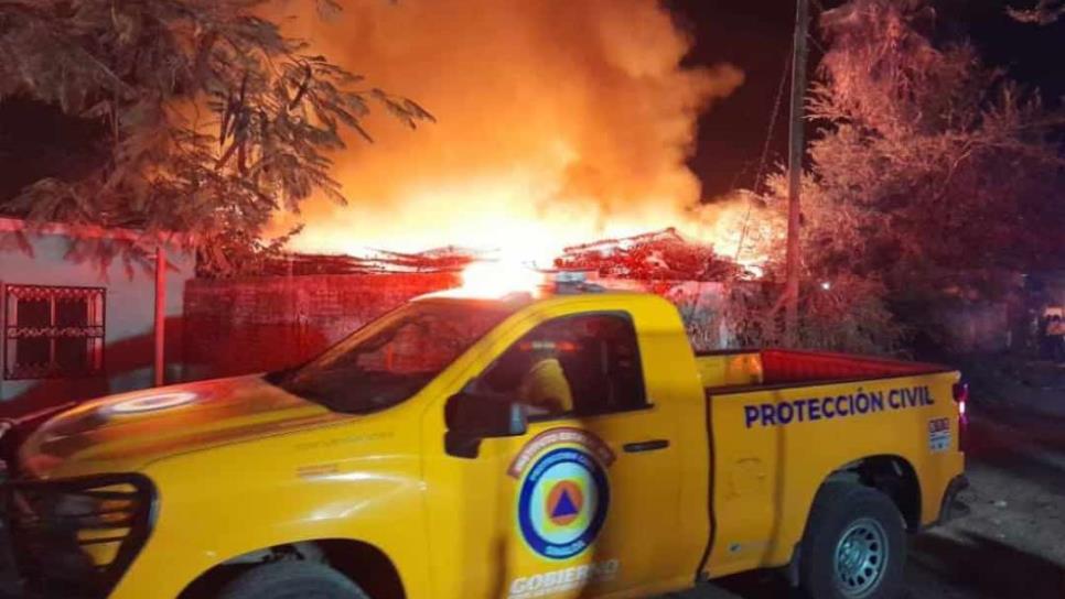 En plena velada de Año Nuevo, se incendia fábrica de colchones en El Castillo, Mazatlán En plena velada de Año Nuevo, se incendia fábrica de colchones en El Castillo, Mazatlán