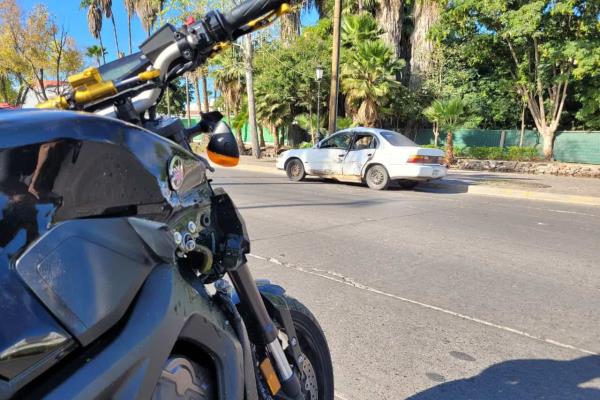 Dos lesionados tras choque en la Colonia Americana en Los Mochis