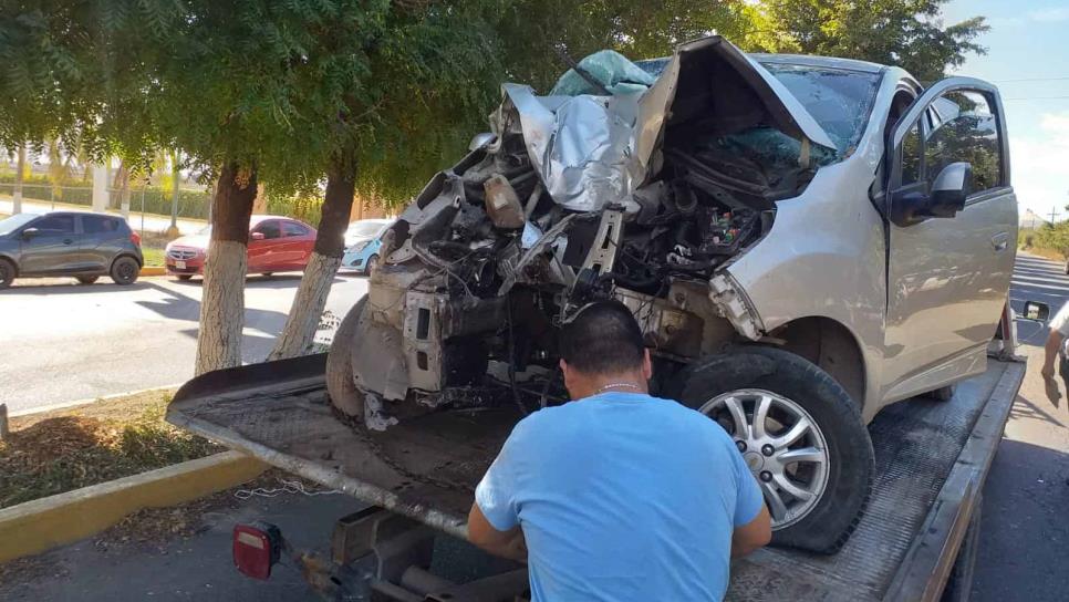 Choca contra árbol y muere, en la carretera Culiacán-Navolato