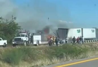Tráiler cargado de azúcar se quema sobre la autopista Culiacán-Mazatlán