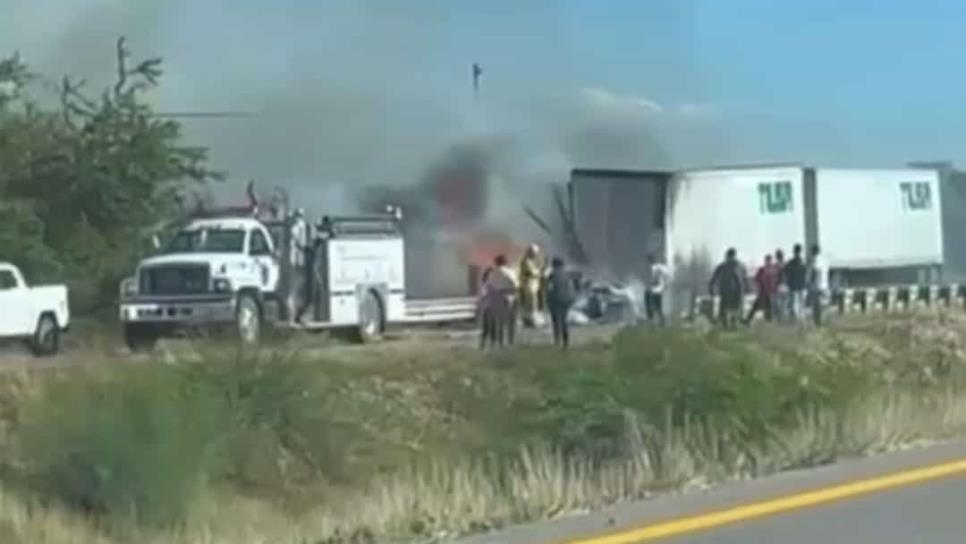 Tráiler cargado de azúcar se quema sobre la autopista Culiacán-Mazatlán