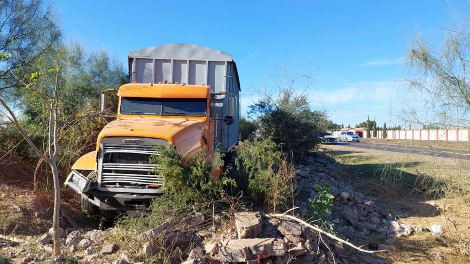 Tráiler se sale del camino sobre la México 15 en Los Mochis