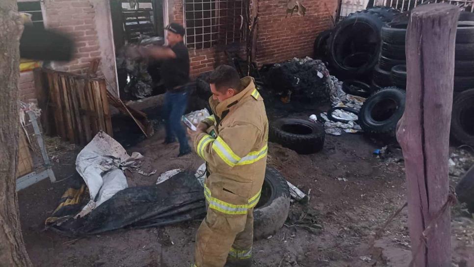 Se incendia bodega con costales en Guamúchil