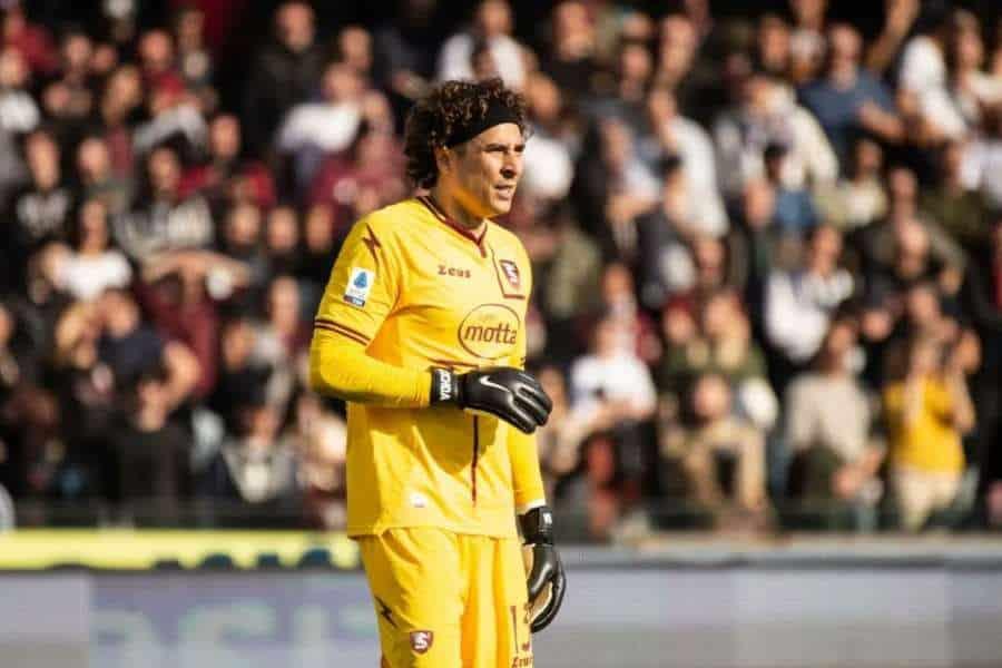 Las espectaculares atajadas de Memo Ochoa en su debut en la Serie A