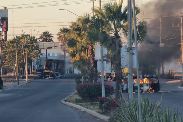 Con vehículos incendiados y humaredas, así amanece Culiacán