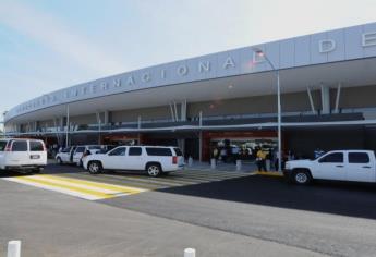 AMLO llega al Aeropuerto de Mazatlán, pernoctará en hotel del puerto