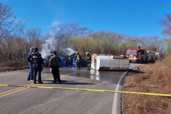 Identifican a los calcinados de choque entre pipa y automóvil