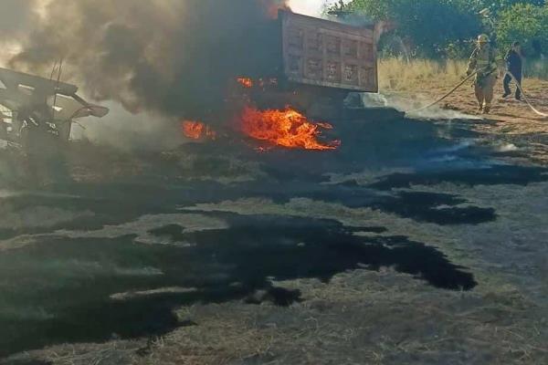 Incendio arrasa con maquinaria agrícola en Guamúchil