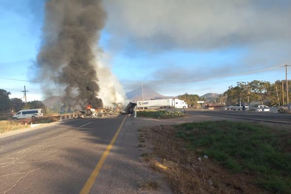 Con tráileres quemados Bloquean carretera México 15