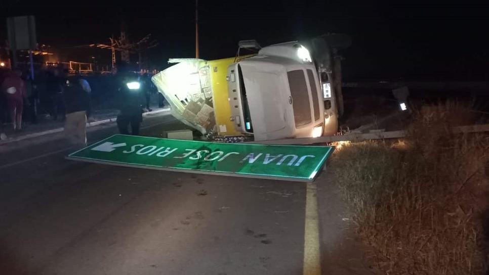 Tráiler cargado con huevos vuelca en Juan José Ríos