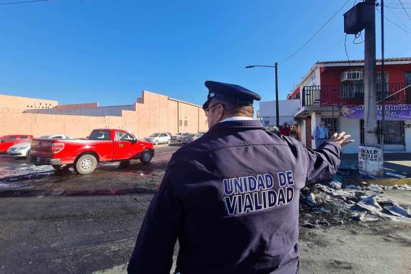 Remueven vehículos siniestrados tras enfrentamientos en Culiacán