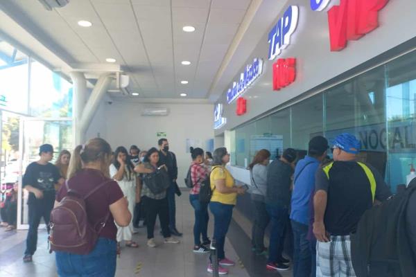 Cientos de personas se quedan varadas en Los Mochis por «jueves negro»
