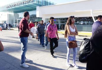 Apoyan con comida a 350 turistas que quedaron varados en Mazatlan
