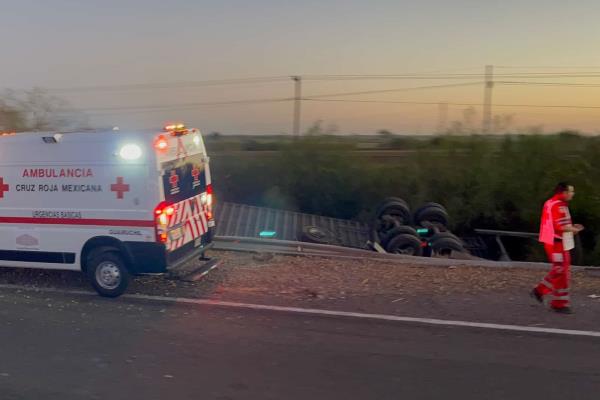Vuelca tráiler cargado de tomate sobre la México 15 en Las Brisas, Guasave