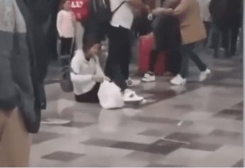 Mujer agrede a joven en aeropuerto de Guanajuato; estaba con su esposo: VIDEO