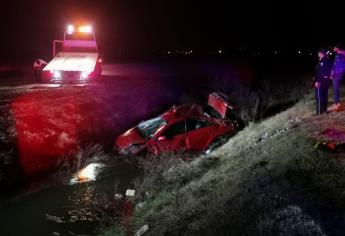 Joven vuelca y cae a un dren en el ejido Primero de Mayo