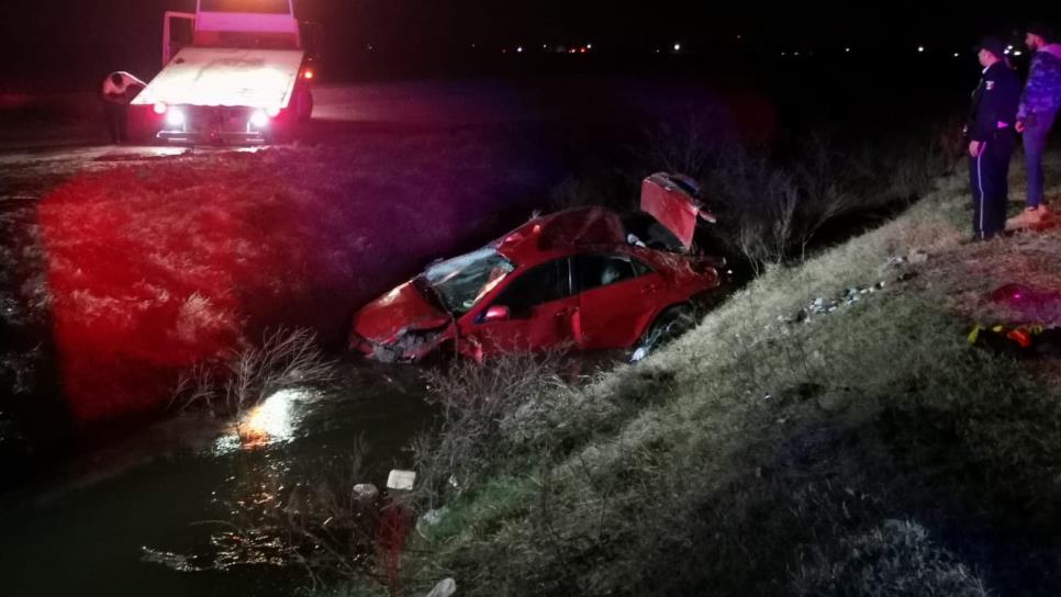 Joven vuelca y cae a un dren en el ejido Primero de Mayo