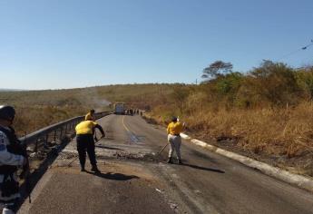 A punta de pistola despojan a «paisanos» de camioneta último modelo en Escuinapa