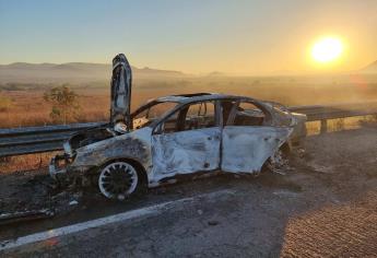 Hallan carro quemado con dos cuerpos calcinados al sur de Culiacán