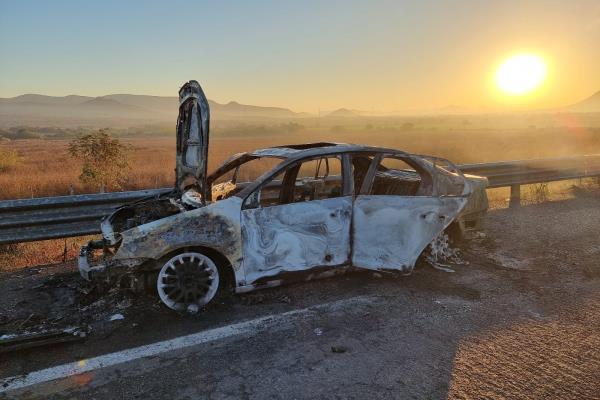 Hallan carro quemado con dos cuerpos calcinados al sur de Culiacán